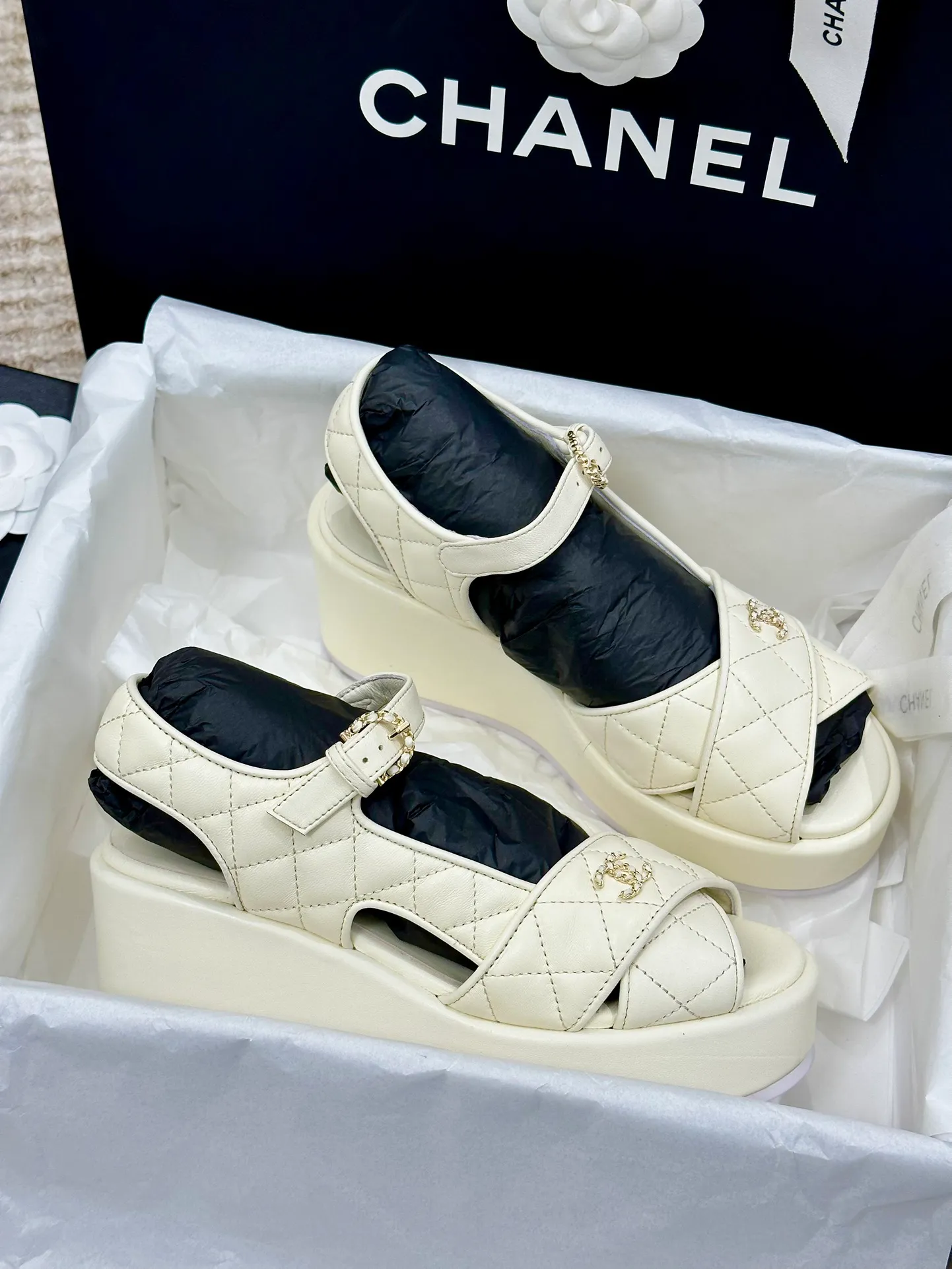 👟👟Ex-factory price 480👟👟 CHANEL C Jia Xiaoxiang 23ss new wedge heel open toe high heel sandals. Top counter quality. The moment you put it on your feet, it is still super stunning. 🔥All materials are customized according to the original version! Upper: imported first-layer calfskin/imported fragrant cloth/ lining: imported sheepskin, foot pad: sheepskin sole: outsole imported from Italy Size number: 34-40